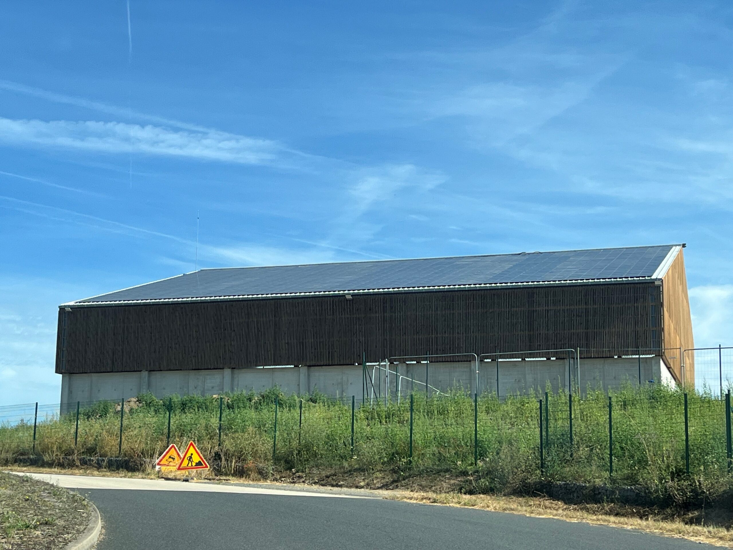 Photo arrière du bâtiment, panneaux solaires posés