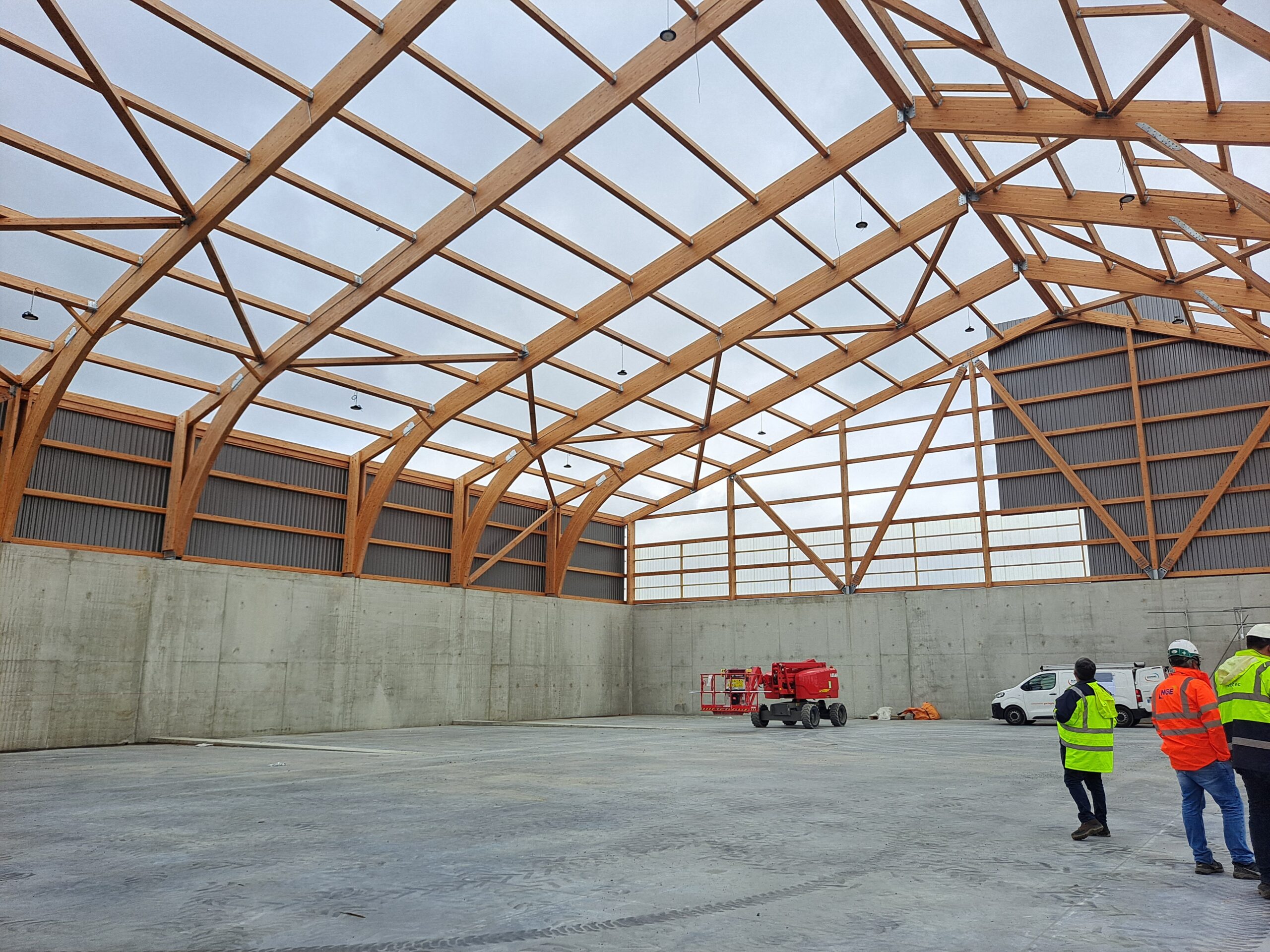 pose du bardage sur les façades du bâtiment de stockage, vue de l'intérieur.