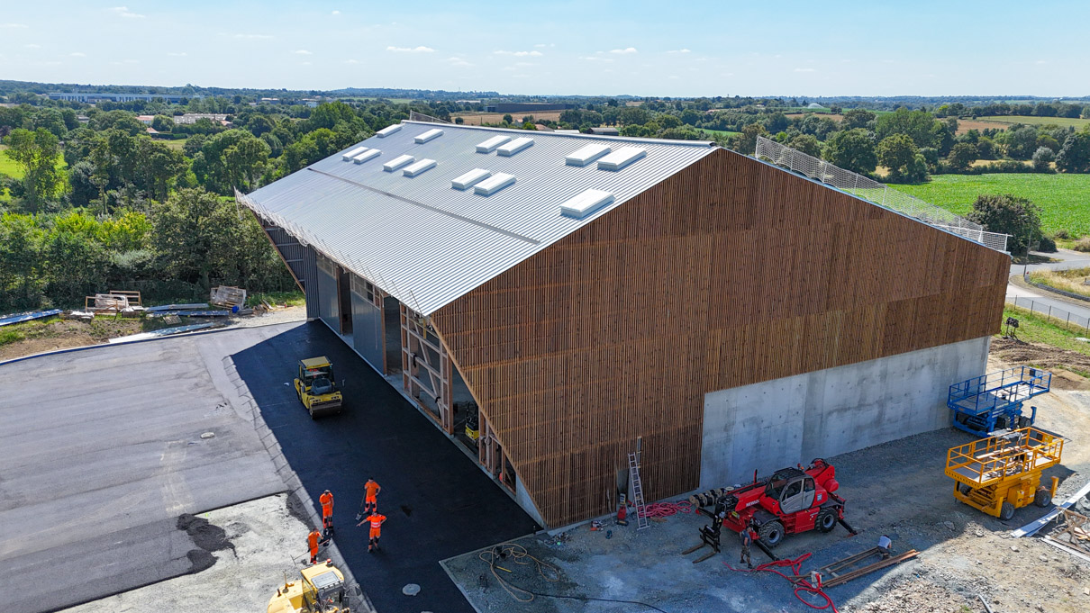 vue drone de la couverture en cours de pose sur le bâtiment du quai de transfert