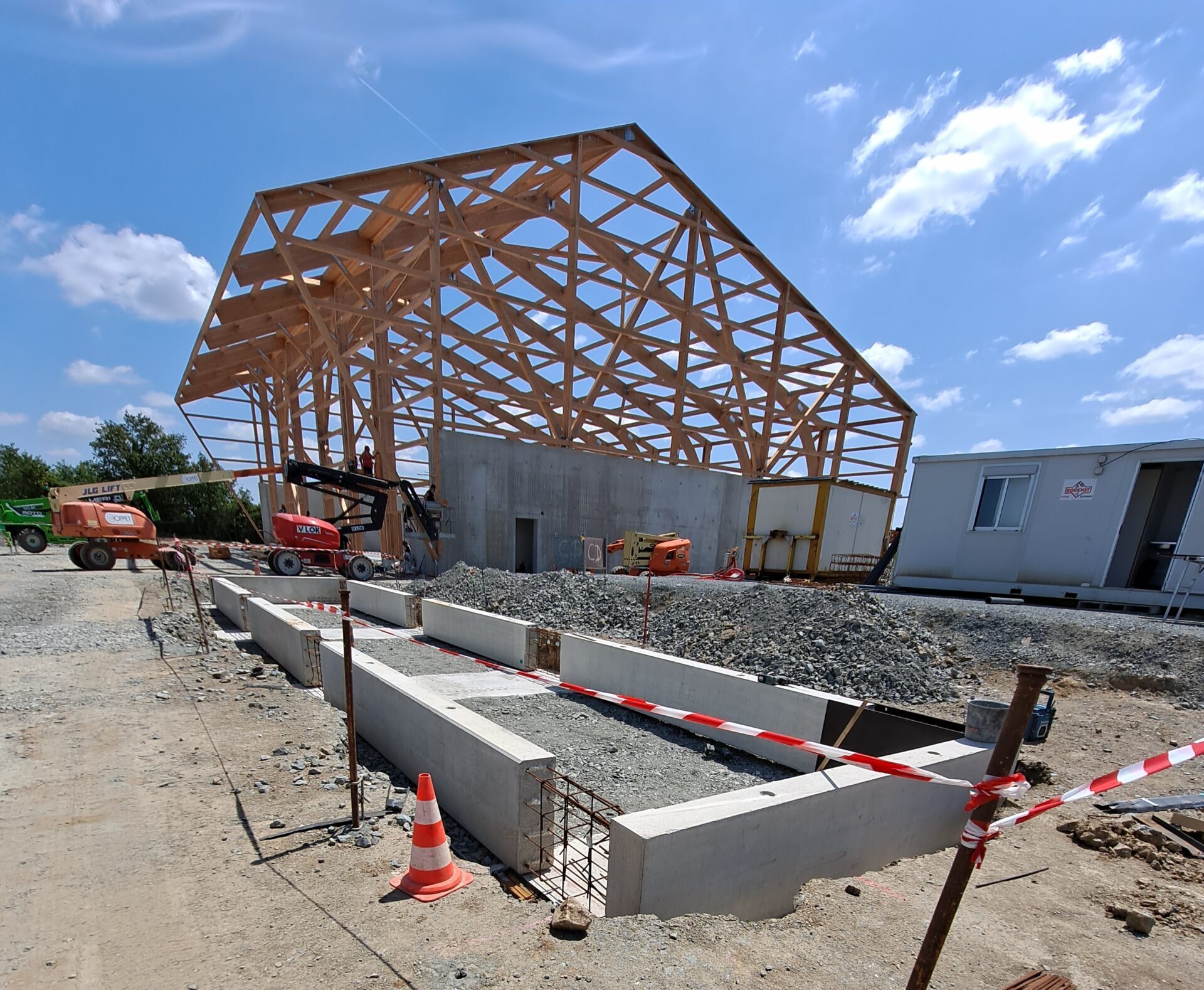 Charpente montée et finie, aménagement du pont bascule se poursuit avec la mise en place des plots bétons dans la fosse. 