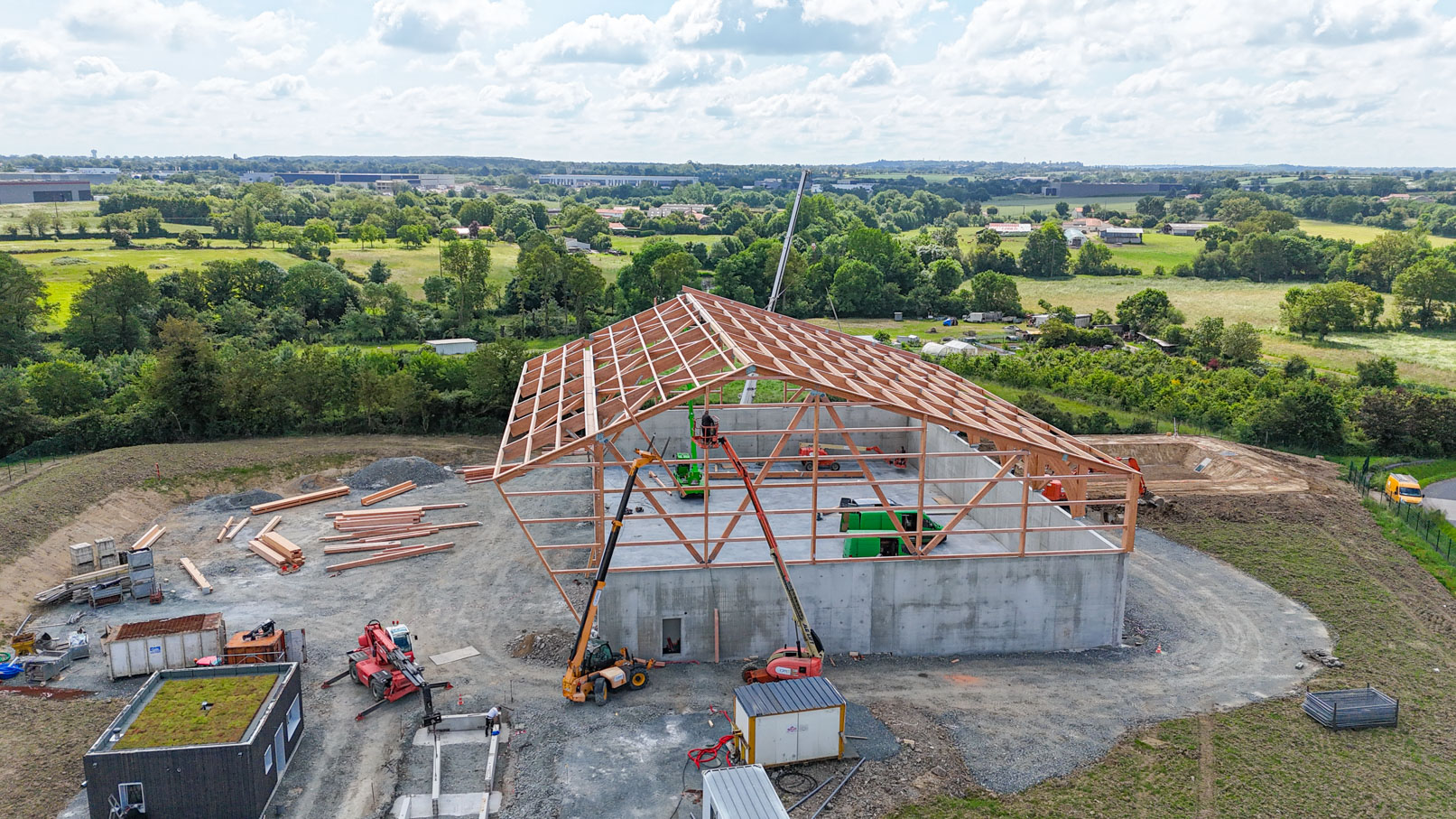 vue drone de la charpente en cours de montage du quai de transfert valor3e à saint christophe du bois début mai 2024