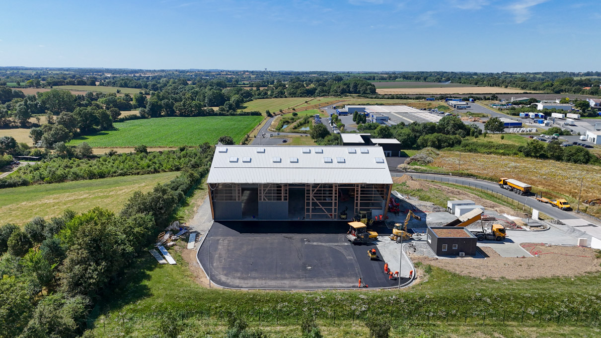 vue drone avant du bâtiment façade en cours de finition, enrobée finie.